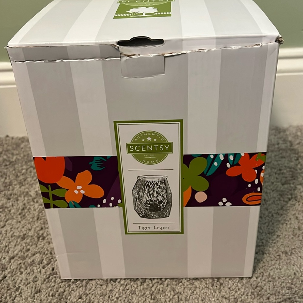 Scentsy “Tiger Jasper” 40W Wax Warmer.